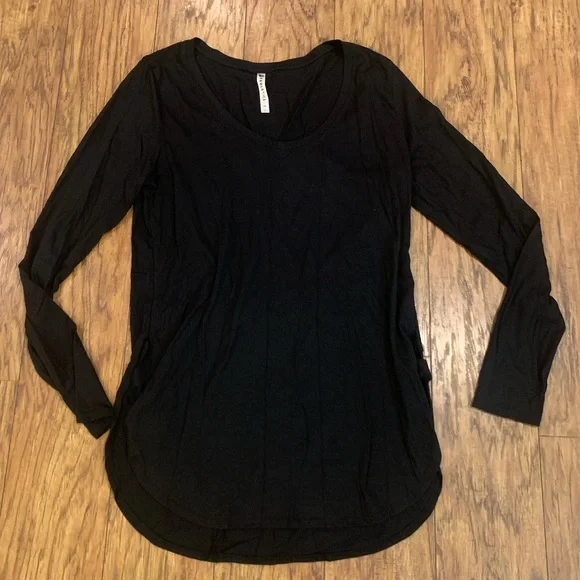 Fabletics Curved Hem Cut Out Side Detail Black Long Sleeve Top - Picture 1 of 6